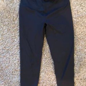 Victoria Secret Sport size LARGE Capri (21") Black leggings